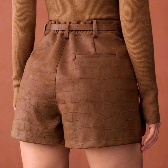 TEXTURED SLANT POCKET SHORTS - Picture 3 of 3